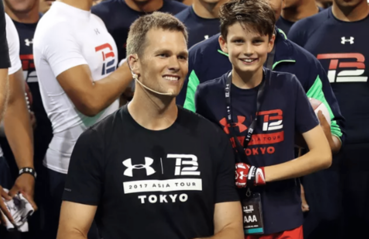 Tom Brady se tomó un descanso del entrenamiento para ver a su hijo Jack jugar al fútbol