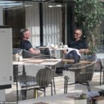 Pasando el rato: Tom Hanks, de 66 años, y Tim Allen, de 69, fueron vistos mientras desayunaban en el Luxe Sunset Boulevard Hotel en Sunset Strip en Los Ángeles a principios de esta semana.