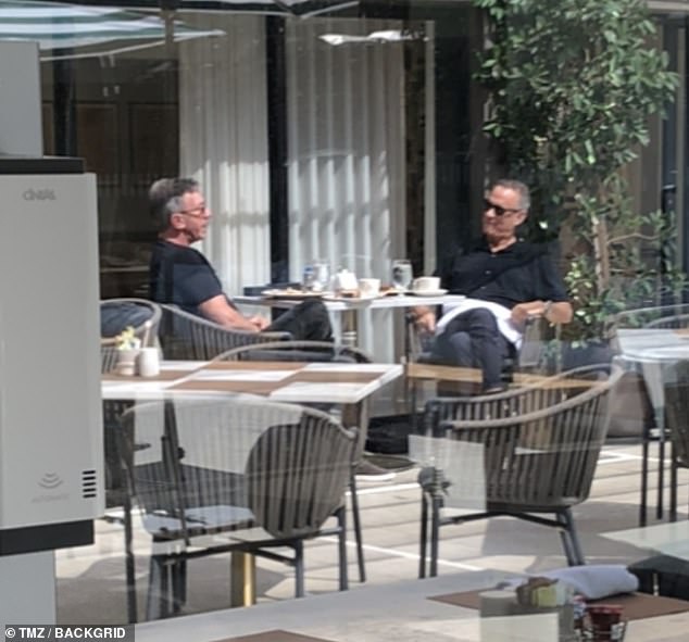 Pasando el rato: Tom Hanks, de 66 años, y Tim Allen, de 69, fueron vistos mientras desayunaban en el Luxe Sunset Boulevard Hotel en Sunset Strip en Los Ángeles a principios de esta semana.