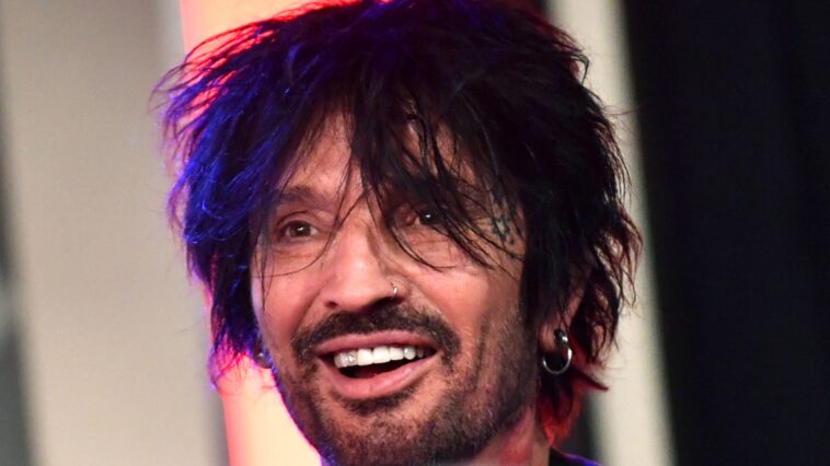 Tommy Lee se une a OnlyFans y hace un anuncio en Las Vegas