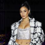 Vanessa Hudgens diseñó un top bandeau de cota de malla con tacones de 6 pulgadas para Versace