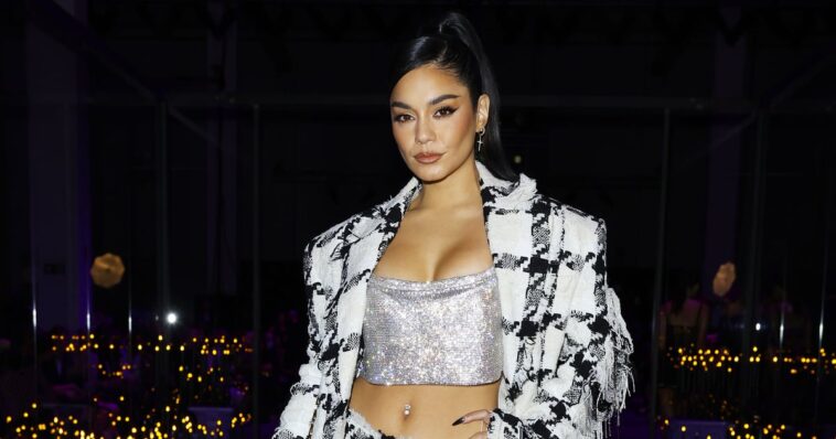 Vanessa Hudgens diseñó un top bandeau de cota de malla con tacones de 6 pulgadas para Versace