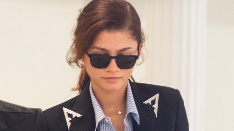 Zendaya lleva la informalidad empresarial al siguiente nivel con un giro que deja al descubierto el abdomen