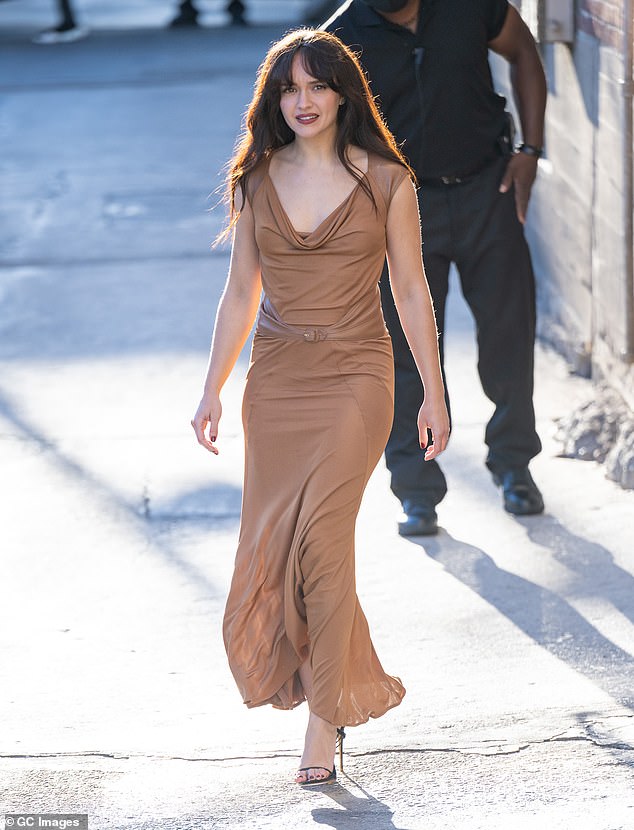 Belleza: Olivia Cooke cortó una figura elegante antes de su aparición en Jimmy Kimmel Live.  el lunes con un vestido almendrado muy pronunciado