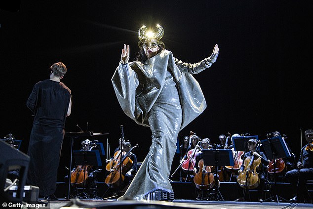 Björk, que usó un vestido aparentemente hecho con un cisne deshuesado para los Oscar en 2001, no es de las que se mueven a mitad de camino, y Fossora a veces es un desafío para escuchar.