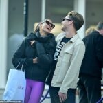 Continuando: AJ Pritchard disfrutó de un romántico viaje de compras con su novia Zara Zoffany el martes, confirmando su nueva relación con un beso