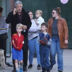 Lo último: Alec Baldwin, de 64 años, fue visto en la ciudad de Nueva York almorzando con sus tres hijos el domingo (LR) Leonardo, seis, Romeo, cuatro y Rafael, siete, y las niñeras de la familia.