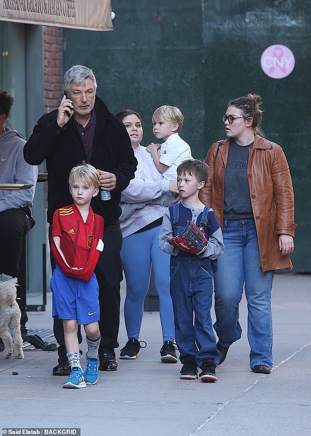 Lo último: Alec Baldwin, de 64 años, fue visto en la ciudad de Nueva York almorzando con sus tres hijos el domingo (LR) Leonardo, seis, Romeo, cuatro y Rafael, siete, y las niñeras de la familia.