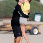 ¡Lindo!  La supermodelo Alessandra Ambrosio y su novio Richard Lee fueron fotografiados compartiendo un beso apasionado mientras pasaban el sábado en una playa de Santa Mónica.