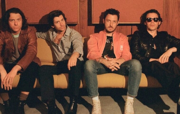 Alex Turner de Arctic Monkeys dice que las canciones de 'The Car' están maduras para "pasar el rato en un estadio"
