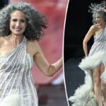 Andie MacDowell luce canas en la pasarela de la Semana de la Moda de París