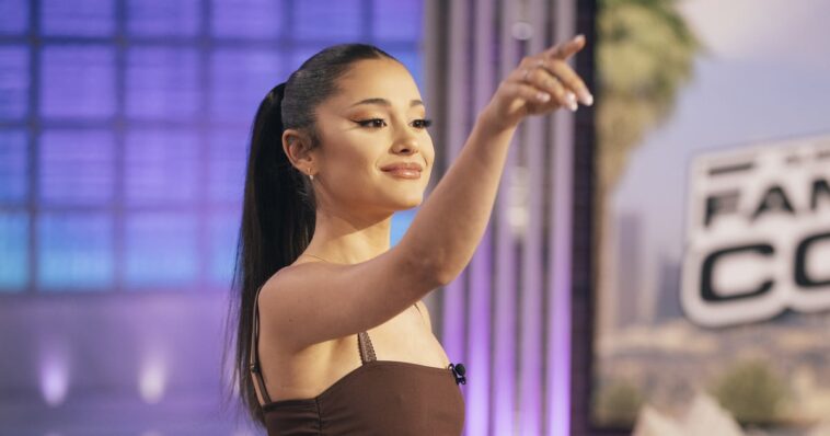 Ariana Grande muestra uñas de donut glaseadas de fresa en una rara selfie