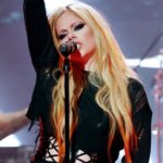 Avril Lavigne aún conserva su atuendo de la "Complicado" Video musical