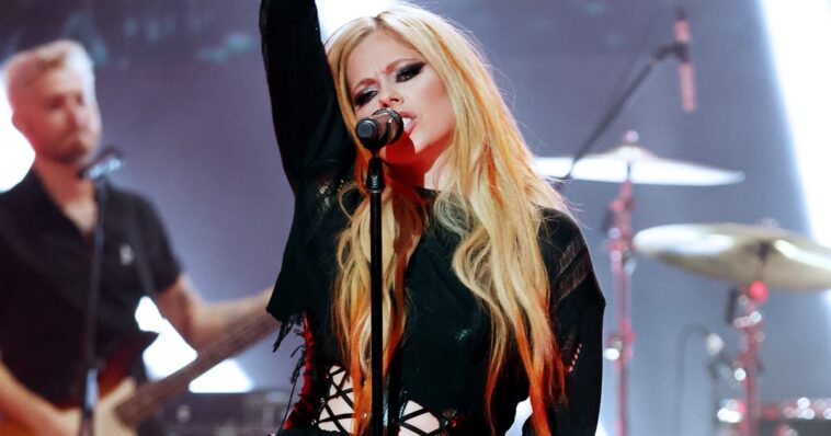 Avril Lavigne aún conserva su atuendo de la "Complicado" Video musical