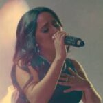 Becky G captura España con una cámara retro en video para la canción de bachata de Dáviles de Novelda 'Amantes'