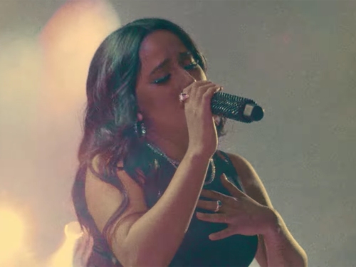 Becky G captura España con una cámara retro en video para la canción de bachata de Dáviles de Novelda 'Amantes'