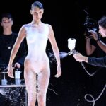Bella Hadid camina en topless por la pasarela y se pinta un vestido con spray en un desfile de modas