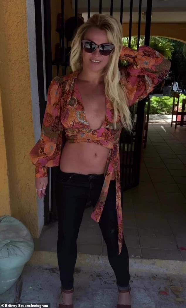 Alegre: Britney Spears celebró casi un año libre de su tutela, que estuvo controlada por su padre durante más de una década, con un viaje a México