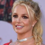 Britney Spears combina su Barbiecore-Thongkini rosa con su sombrero de vaquero