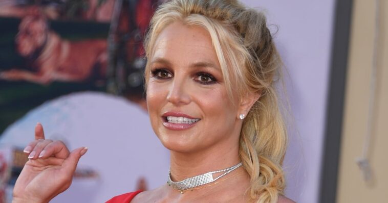 Britney Spears combina su Barbiecore-Thongkini rosa con su sombrero de vaquero