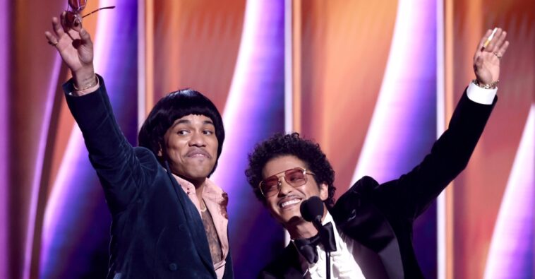 Bruno Mars retira a Silk Sonic de la consideración de los Grammy