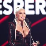 Christina Aguilera luce un vestido de látex de una marca propiedad de latinas para las BLMA