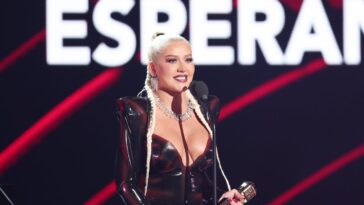 Christina Aguilera luce un vestido de látex de una marca propiedad de latinas para las BLMA