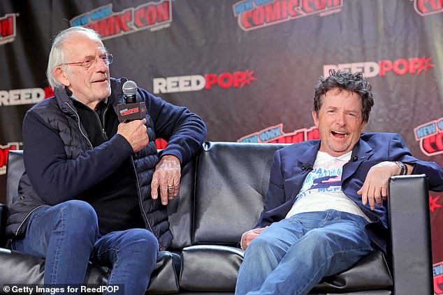 ¡Son Marty y el Doctor Brown!  Christopher Lloyd y Michael J. Fox han llegado a Nueva York 40 años después de la saga de cine fantástico y de ciencia ficción, reuniéndose para hablar de sus aventuras anteriores