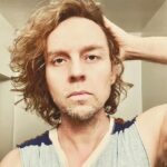 Darren Hayes ha hablado sobre su vida 'llena de traumas' y cómo el abuso en su infancia lo obligó a sentirse 'feo' y ocultar su sexualidad.