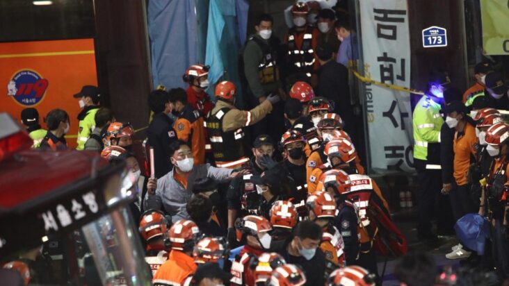 el aumento de la multitud de halloween en seúl deja al menos 120 muertos