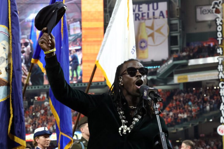 el cantante de los pumas negros tuvo un momento difícil con el himno nacional en la serie mundial