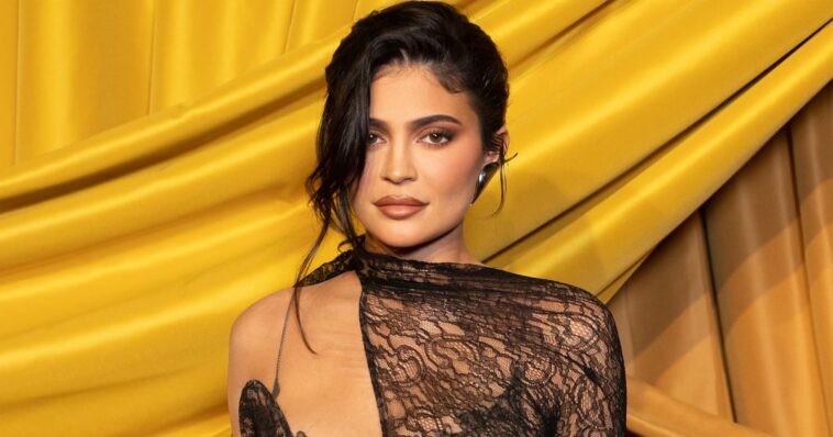 El look Sheer Cutout de Kylie Jenner es un vestido y un catsuit en uno