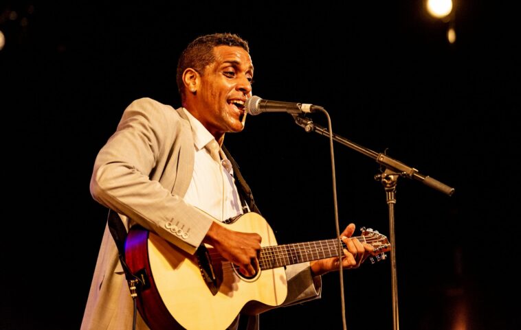 El popular cantante haitiano Mikaben muere tras colapsar durante un concierto en París