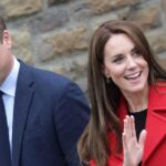 El príncipe William y Kate Middleton comparten un raro momento de PDA en un nuevo retrato real