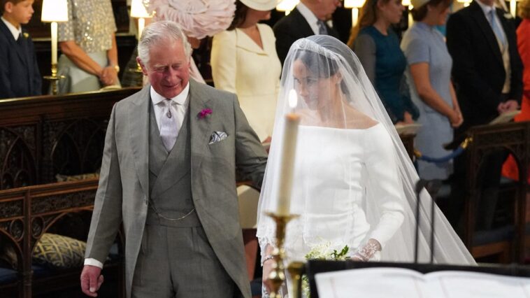 El rey Carlos tiene una foto de la boda de Meghan Markle y el príncipe Harry en exhibición en el Palacio de Buckingham