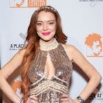 El tráiler de la película navideña de Netflix de Lindsay Lohan acaba de caer, y es exactamente correcto