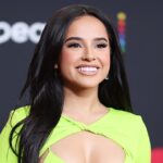 El vestido de Becky G en los Premios Billboard de la Música Latina tiene cortes unidos por anillos de metal