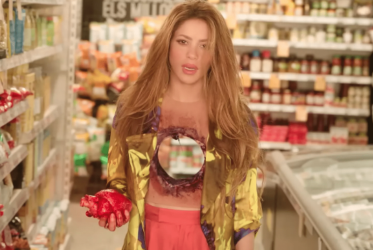 El video musical Monotonía de Shakira la muestra paseando con el torso desnudo después de la ruptura con Gerard Piqué