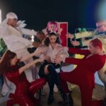 El video remix de 'Hold Me Closer' de Elton John y Britney Spears destaca su estilo perdurable