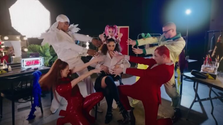 El video remix de 'Hold Me Closer' de Elton John y Britney Spears destaca su estilo perdurable