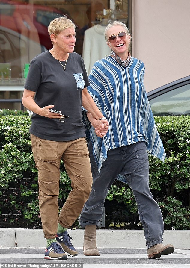 Tiempo de calidad: Ellen DeGeneres y su esposa Portia de Rossi disfrutaron de un día tranquilo dando un paseo mientras compraban en Santa Bárbara, que está a solo unas millas de su mansión en Montecito.