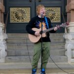 Increíble: Ed Sheeran, de 31 años, sorprendió a los fanáticos cuando realizó un concierto improvisado en su ciudad natal de Ipswich, Suffolk el viernes.