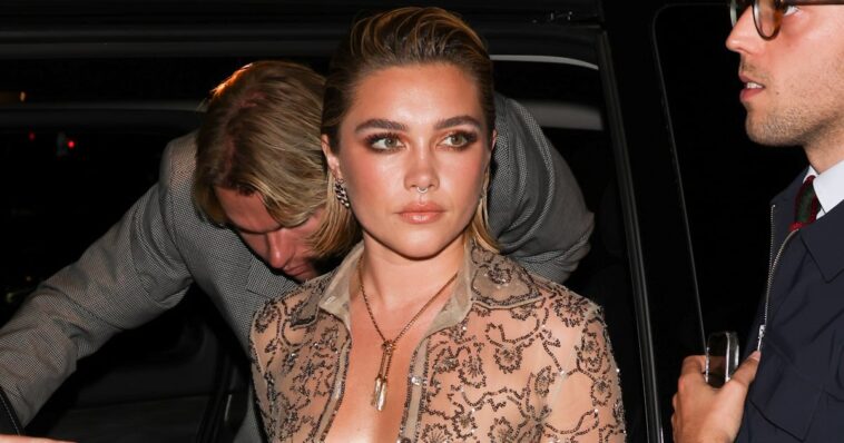 Florence Pugh brilla con un top corto completamente transparente y una falda larga