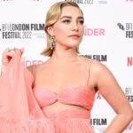 Florence Pugh toma vuelo en un vestido recortado de plumas en la alfombra roja