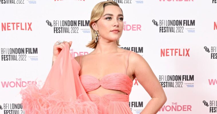 Florence Pugh toma vuelo en un vestido recortado de plumas en la alfombra roja