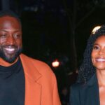 Gabrielle Union hace ropa de hombre mejor que su esposo en traje negro sin camisa