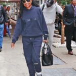 Registro: Gabrielle Union y Dwyane Wade parecían relajados mientras se registraban en un hotel en la ciudad de Nueva York el miércoles