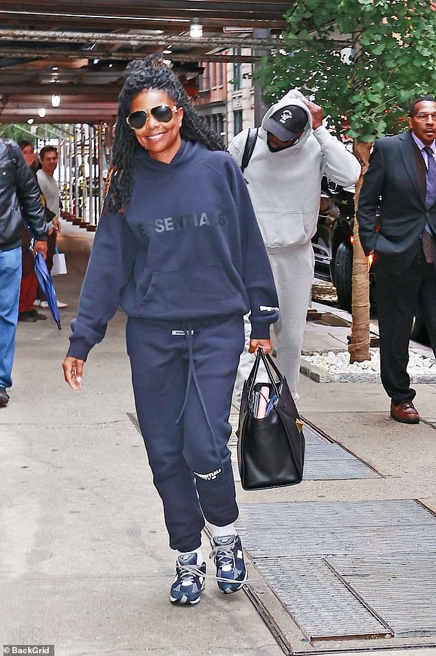 Registro: Gabrielle Union y Dwyane Wade parecían relajados mientras se registraban en un hotel en la ciudad de Nueva York el miércoles