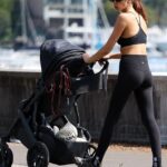 La supermodelo Georgia Fowler llamó la atención cuando salió a caminar en Rose Bay, Sydney, con su hija Dylan el lunes.