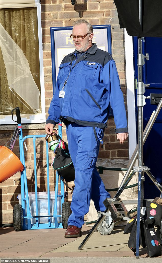 Emergente: Greg Davies fue fotografiado filmando la segunda serie de la comedia de BBC One, The Cleaner, en un pub de Hemel Hempstead el jueves.